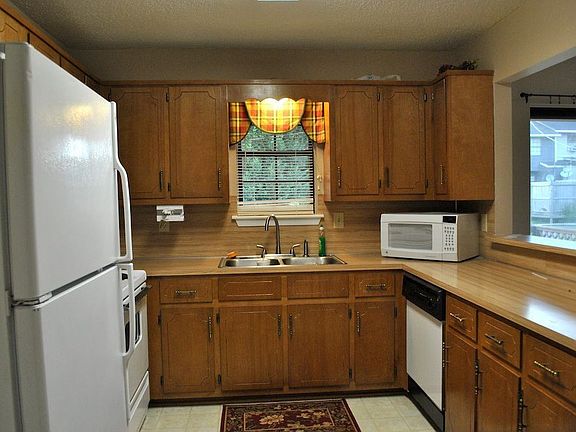 Spacious Kitchen w/ Laundry