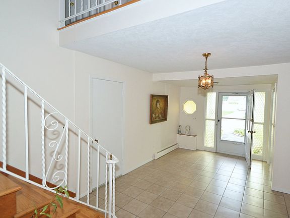 Large Foyer W/Closet
