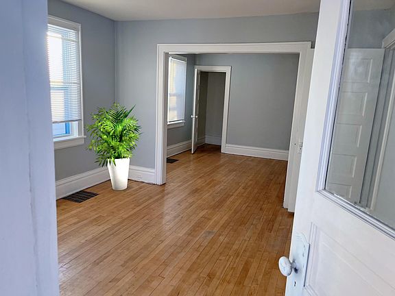 3rd image of 861 19th Ave SE