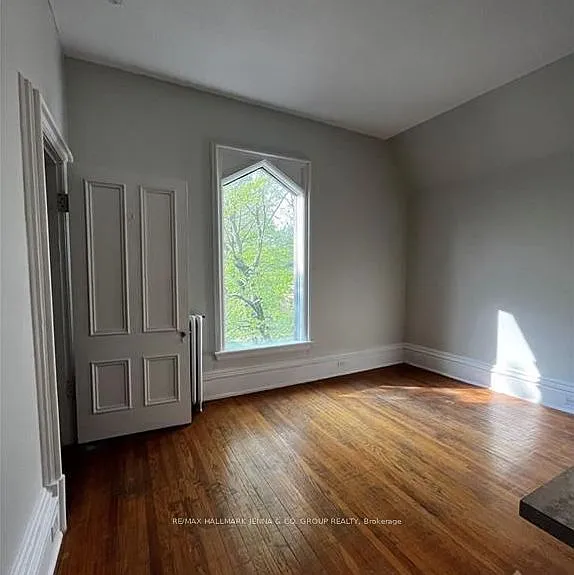 388 King St W #6 — Photo 3