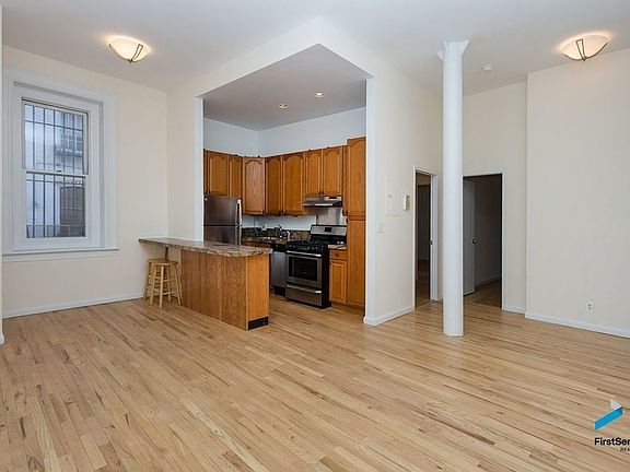 3rd image of 27 Washington Sq N APT 1E