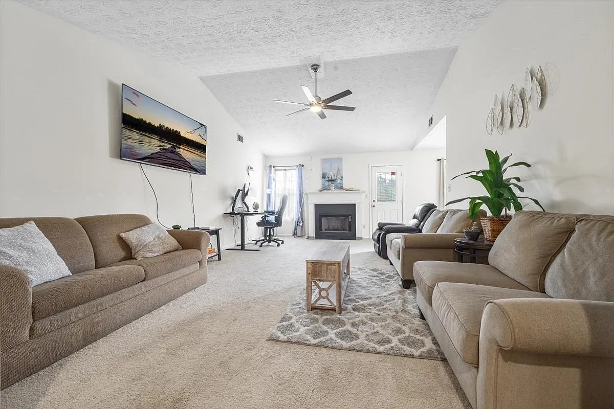 3 bed, 1353 sqft, $2,200 — Photo 2