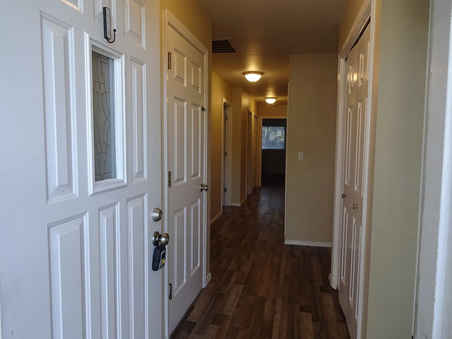 3 Bedroom Home with Garage and Private Fenced Backyard. — Photo 1
