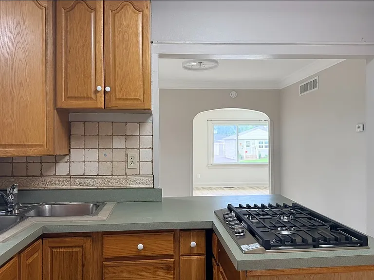618 E 12th St — Photo 17