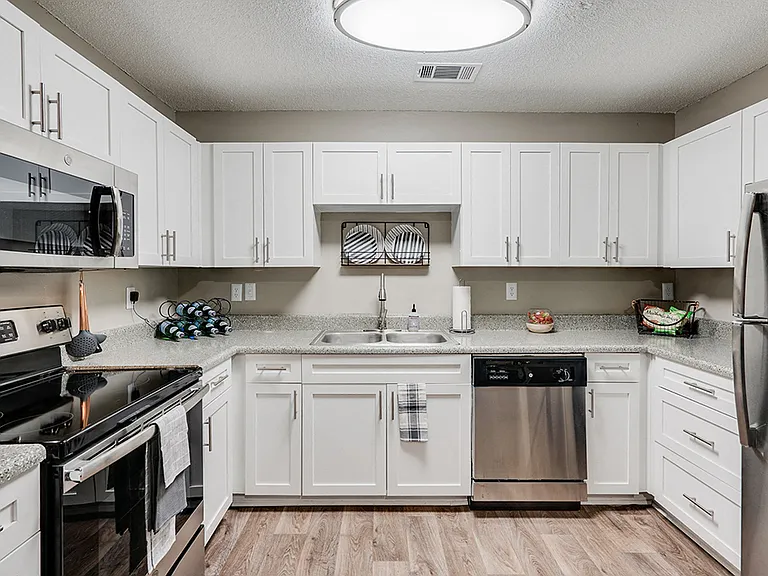Oak Hollow Apartments — Photo 2