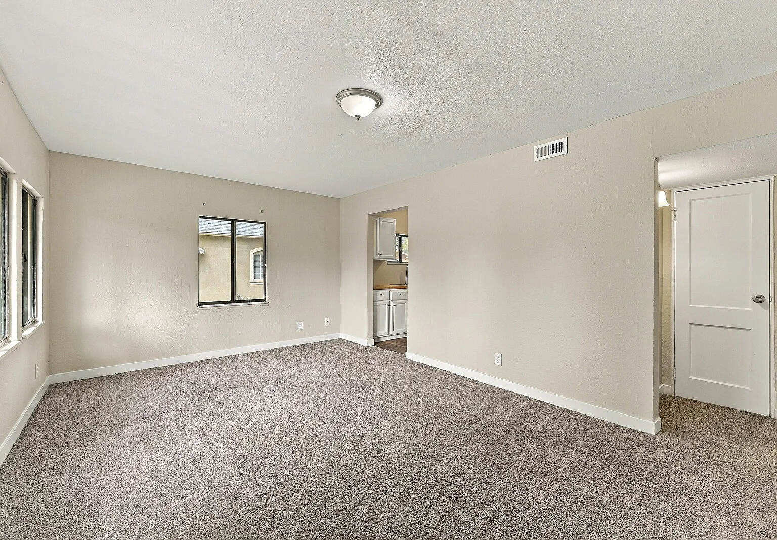 3 bed, 1.0 bath, 956 sqft, $1,855 — Photo 4