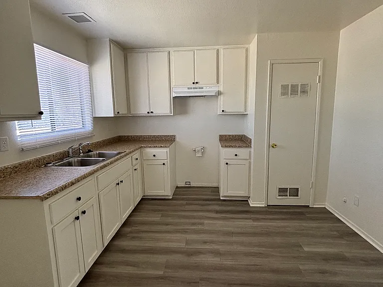 1134 E Avenue Q #5 — Photo 10
