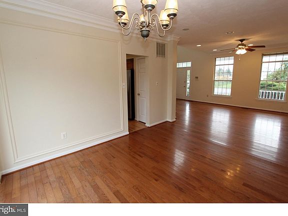 5th image of 114 Peace Ct E