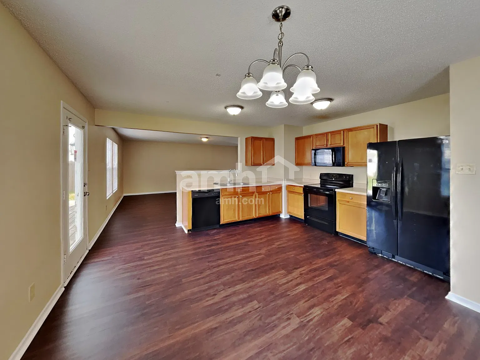 4 bed, 2.5 bath, 2438 sqft, $2,215 — Photo 4