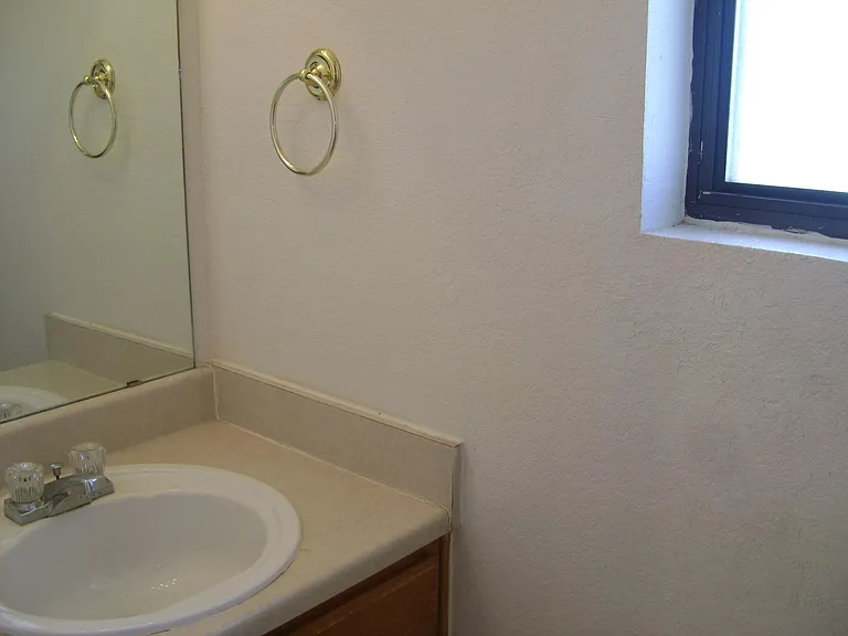 1100 Leslie Circle — Photo 5