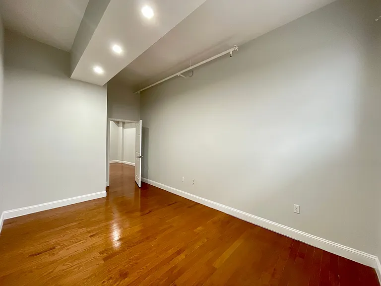 1027 Ridge — Photo 11