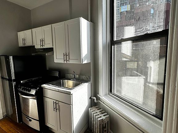 3rd image of 233 E 77th St APT 15
