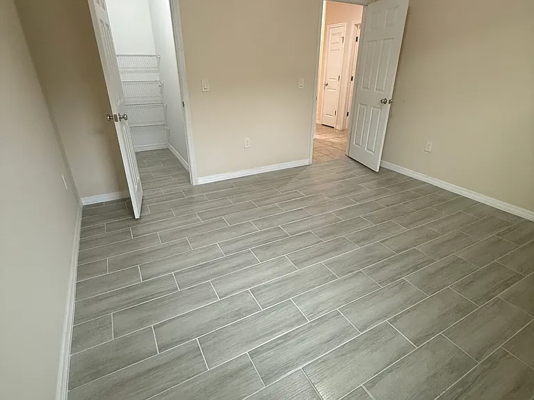 Room with Walk-in Closet