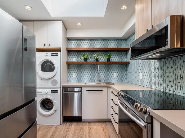 555 North Rd #204, Coquitlam, BC V3J 1N8