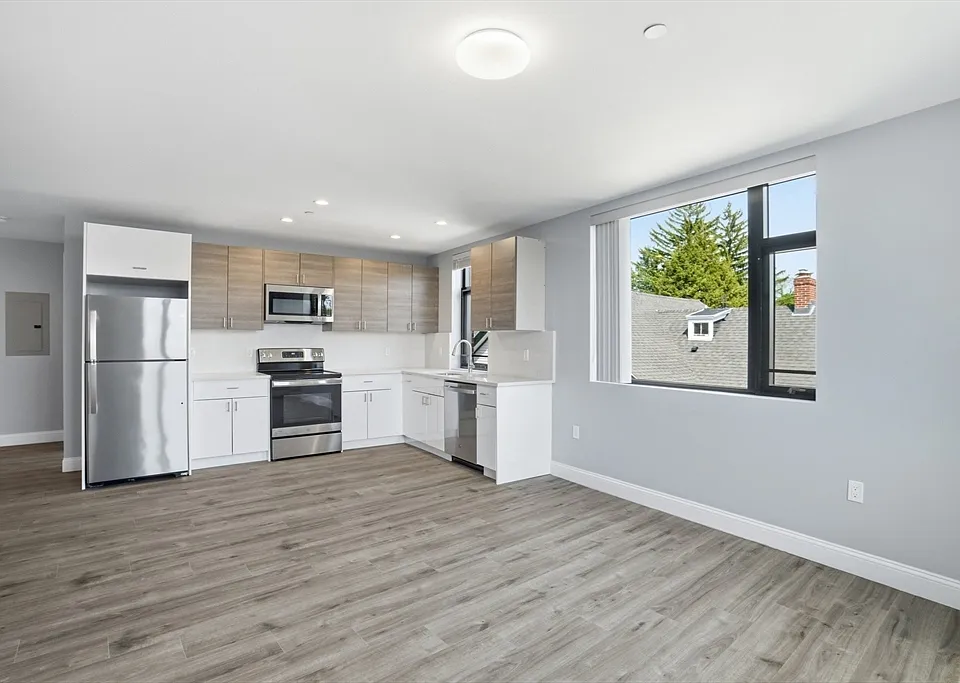 632 Centre St #204