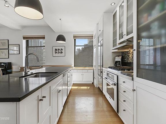 3rd image of 110 Livingston St APT 8G