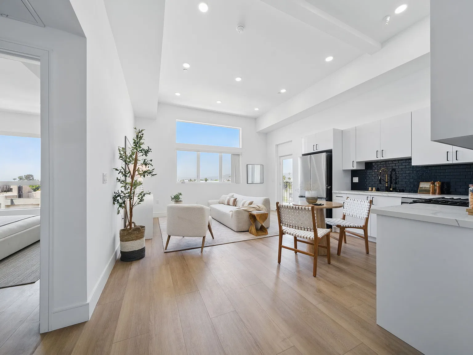 212 N Mariposa Ave — Photo 1