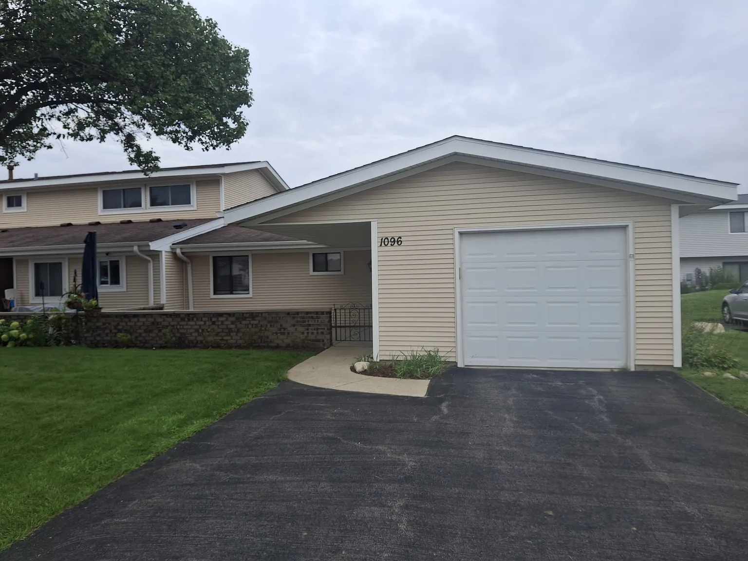 2 bed, 1096 sqft, $2,100 — Photo 2