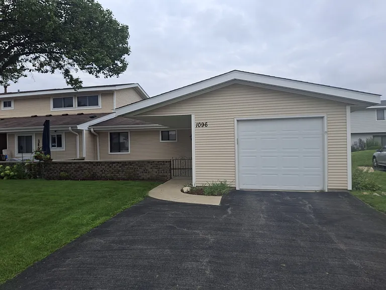 1096 Woonsocket Ct — Photo 2