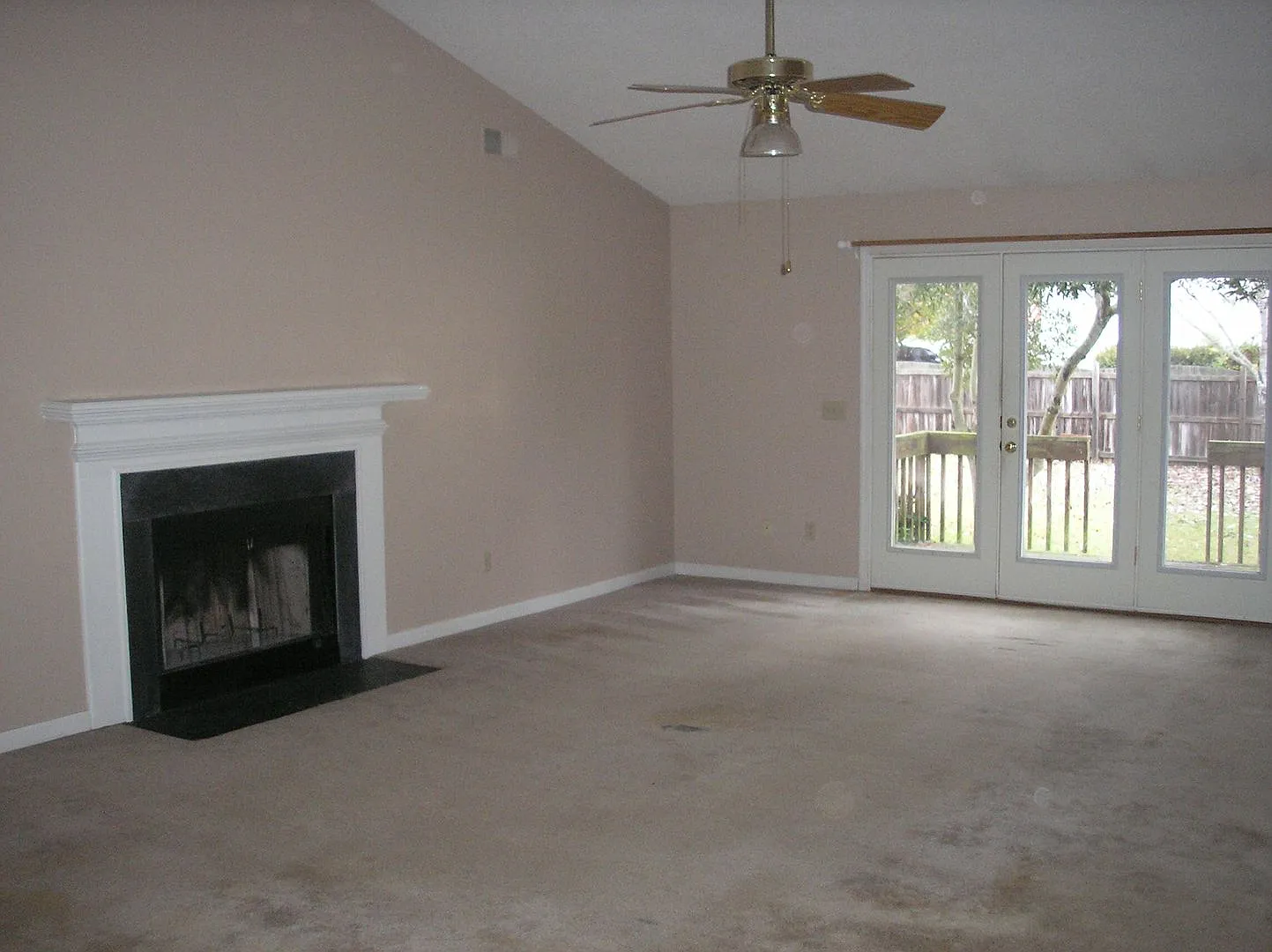 4 bed, 2.0 bath, 2100 sqft, $2,195 — Photo 2