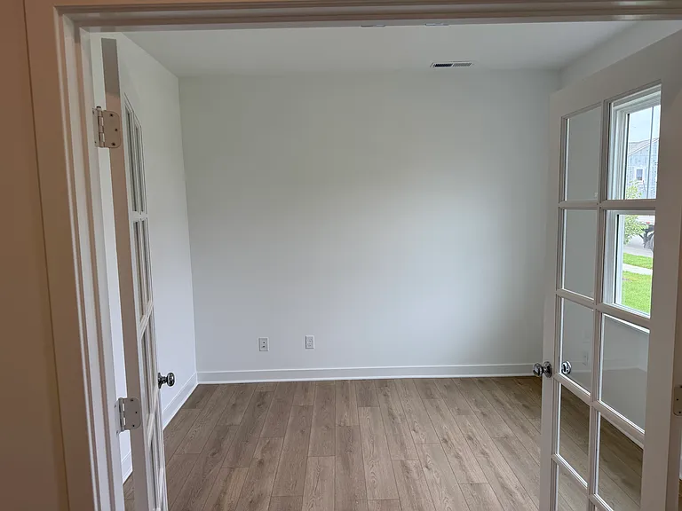 411 Eisenhower St — Photo 3