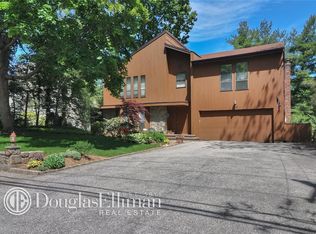 185 Cow Neck Rd, Port Washington, NY 11050