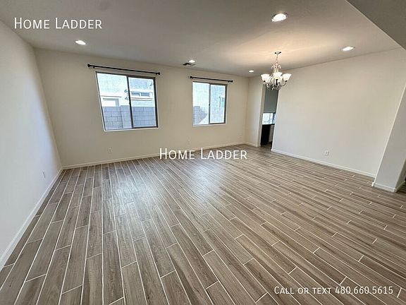 3rd image of 3133 N Loma Vis