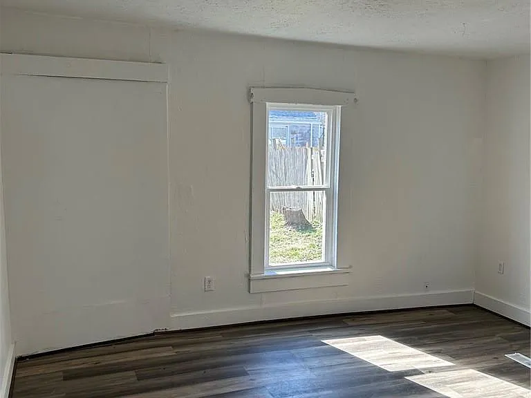 438 Clover St — Photo 7