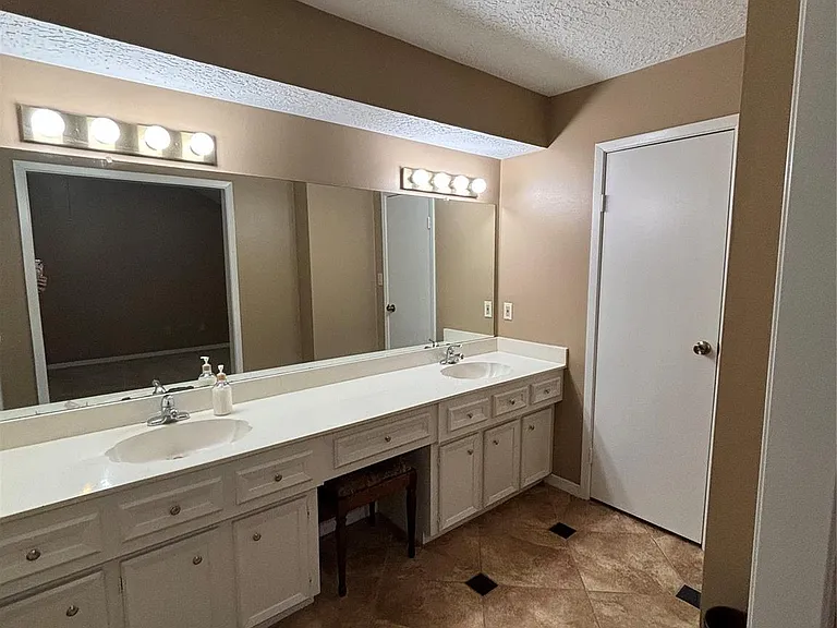 15702 Oxenford Dr — Photo 21