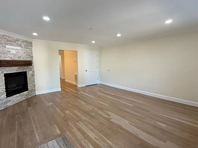 94 Thatcher Ave #94 — Photo 2