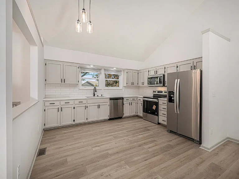 311 NE 101st Pl — Photo 6