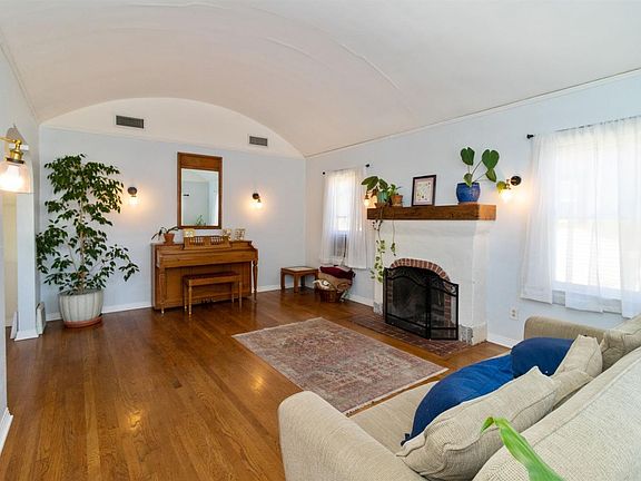 5th image of 1221 N Calaveras St