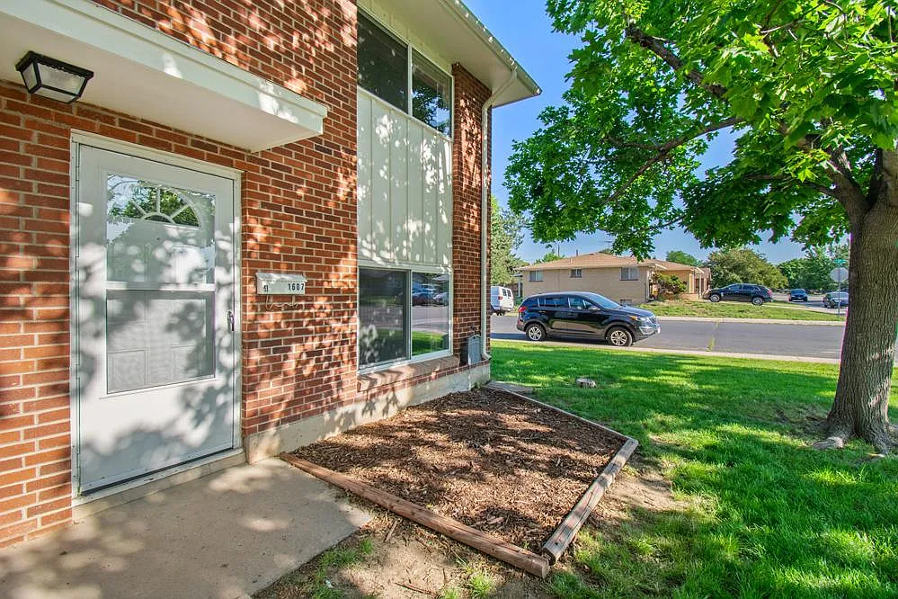 2 bed, 1.5 bath, 910 sqft, $1,325 — Photo 4