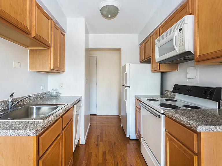 Sheridan Glen - 6040 N Sheridan Rd — Photo 9