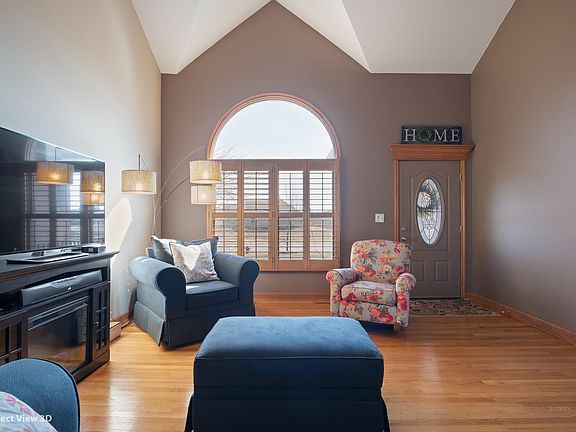 3rd image of 558 Sudbury Cir