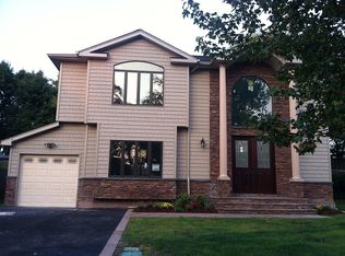 90 Willets Dr, Syosset, NY 11791