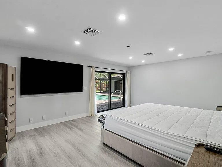 820 SW 16th St — Photo 26