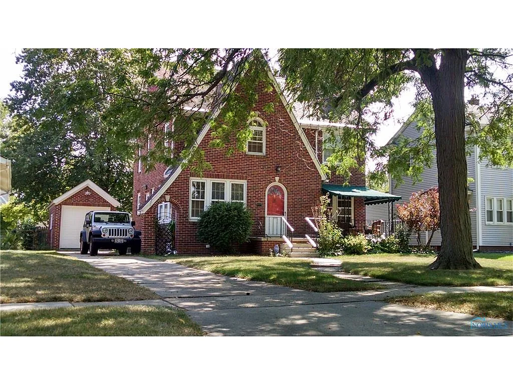220 W John St photo 1
