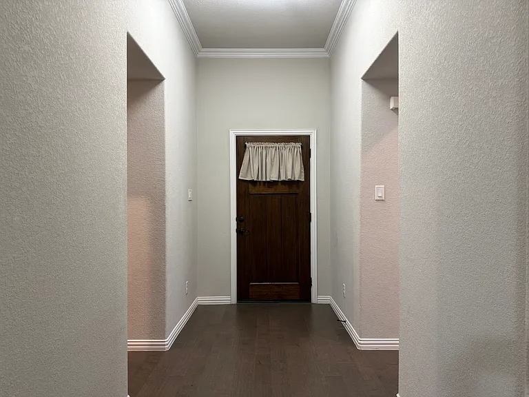 1717 Victoria Dr — Photo 3