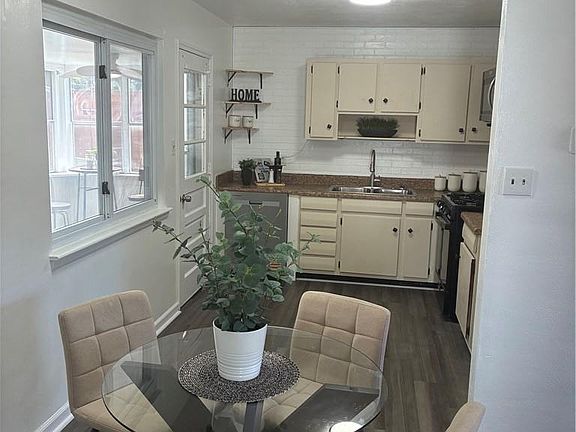 4th image of 220 S Rosemont Rd