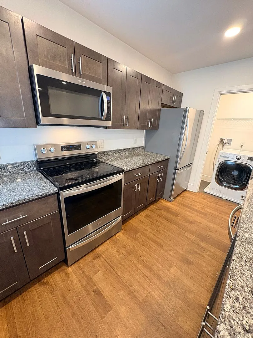 335 W Market Street — Photo 2