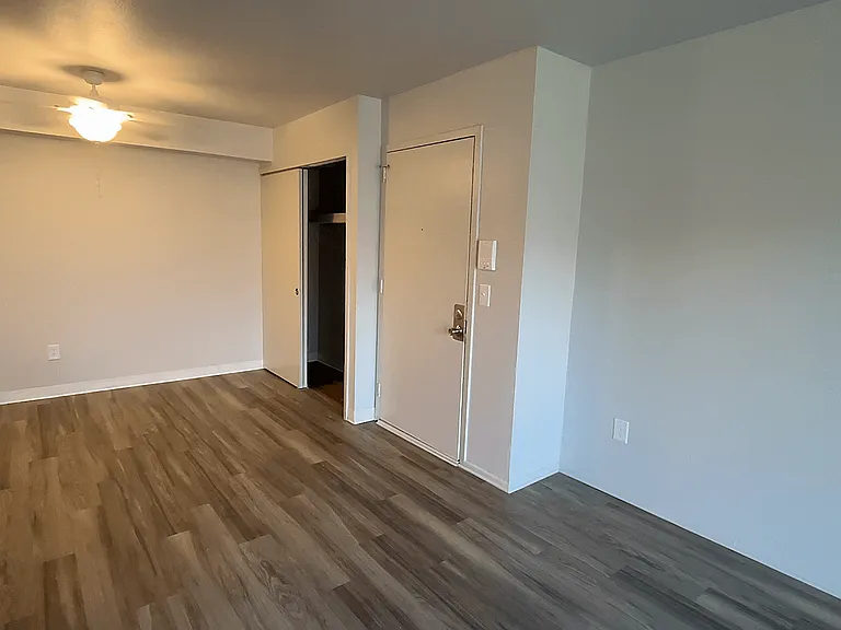 Three Oaks Apartments — Photo 40