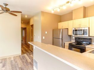 Penthouse 2bd/2bath City Views / 2 Private Decks / Remodeled Open Floor Plan / 1/2 Month Free!, Seattle, WA 98103