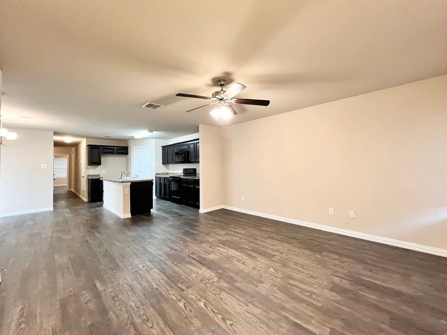 Cozy 3-Bedroom Home Near Naval Air Station — Photo 3