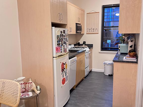4th image of 205 W 15th St APT 2V