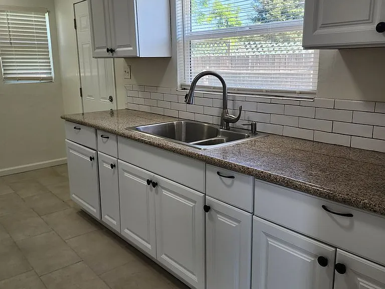 2309 Manor St — Photo 6