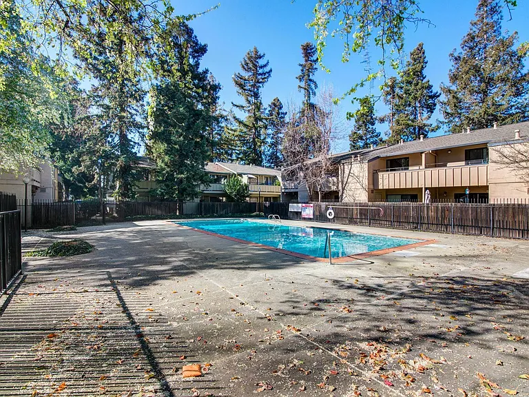 2131 Northwood Cir #F — Photo 35