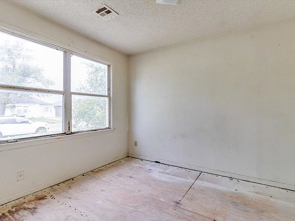 3rd image of 1746 N Chautauqua Ave