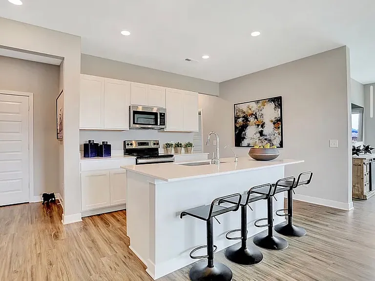 3793 Canterbury Dr — Photo 7