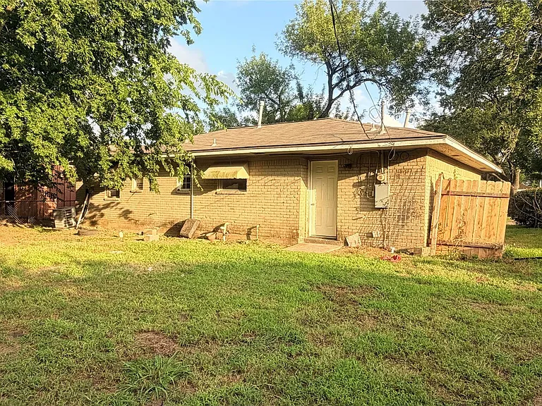 3007 Akard St — Photo 7